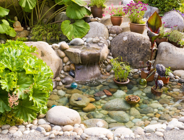 Taman berbatu dengan air mancur kecil